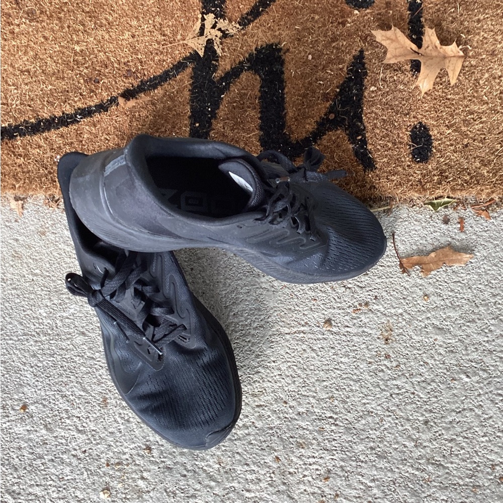 Women’s black Nike air zoom  Athletic Shoes size  9 used